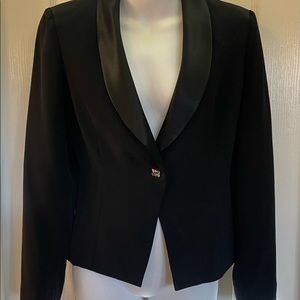 Gorgeous women’s tuxedo suit, Size 4.